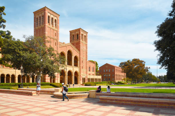 A view of the façades of Royce Hall and Haines Hall at University of California Los Angeles (UCLA) campus. Students are enjoying the sunny day. UNIVERSITY stock pictures, royalty-free photos & images